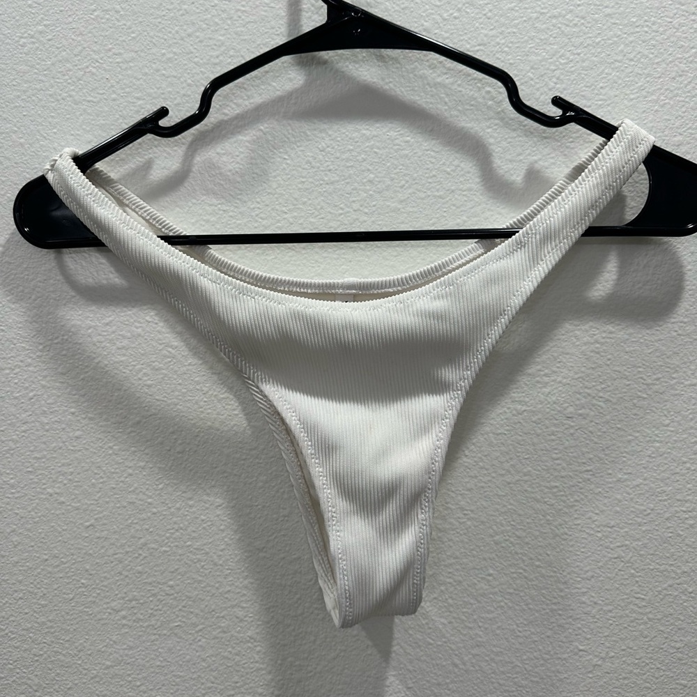 White Fox Hacienda bikini top Medium Del Marcos bikini bottoms large white rib - Picture 3 of 6